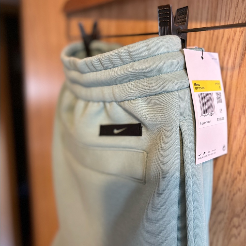 Brand New with tags Nike Men’s Loose Fit Straight Leg Jogger Pants